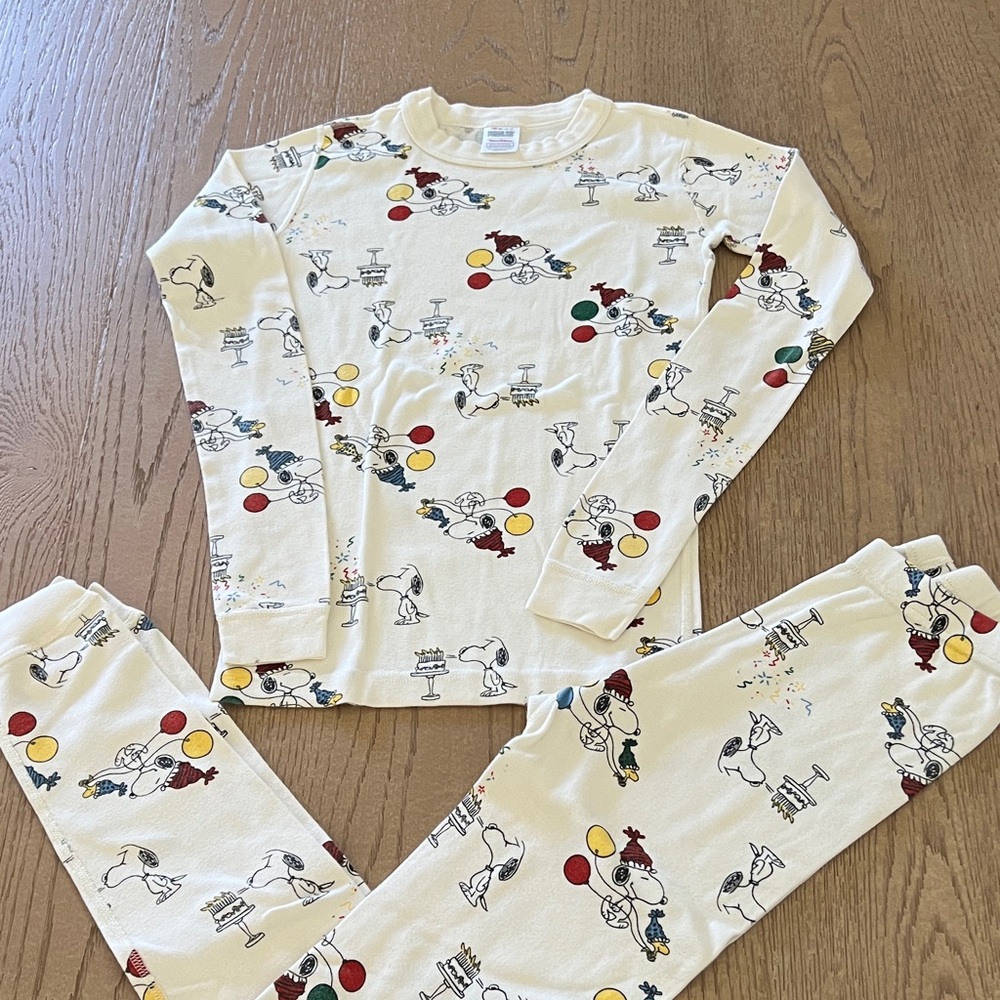 Hanna Andersson pajama set.
Kid size 12. 100% organic cotton. Features Snoopy!